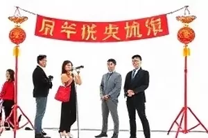 后台截图的时间戳与公开行程表并排摆放，红框圈出不一致处